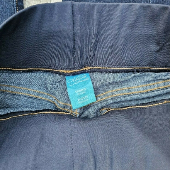 Old Navy Maternity Jeans, Size 4 - Picture 4 of 4